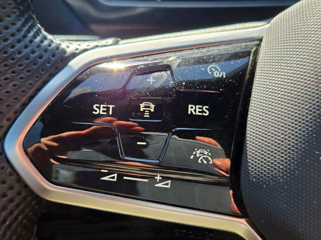 Used 2022 Volkswagen Tiguan SE R-Line image 25