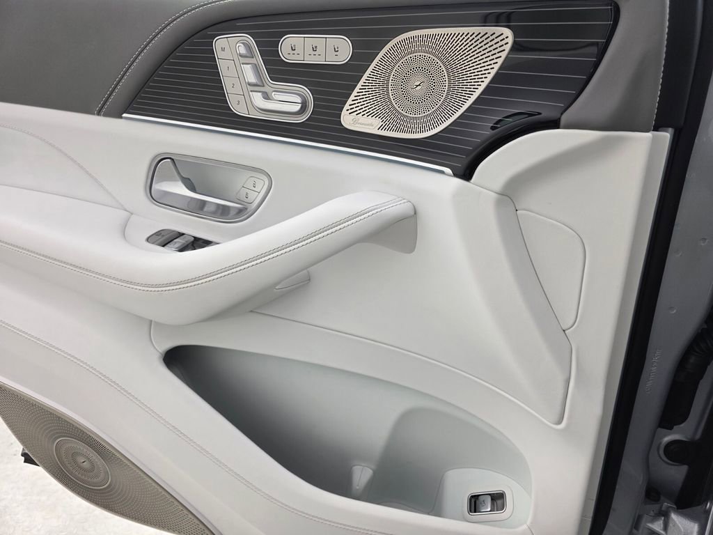 Certified 2024 Mercedes-Benz Maybach GLS 600 4MATIC image 30