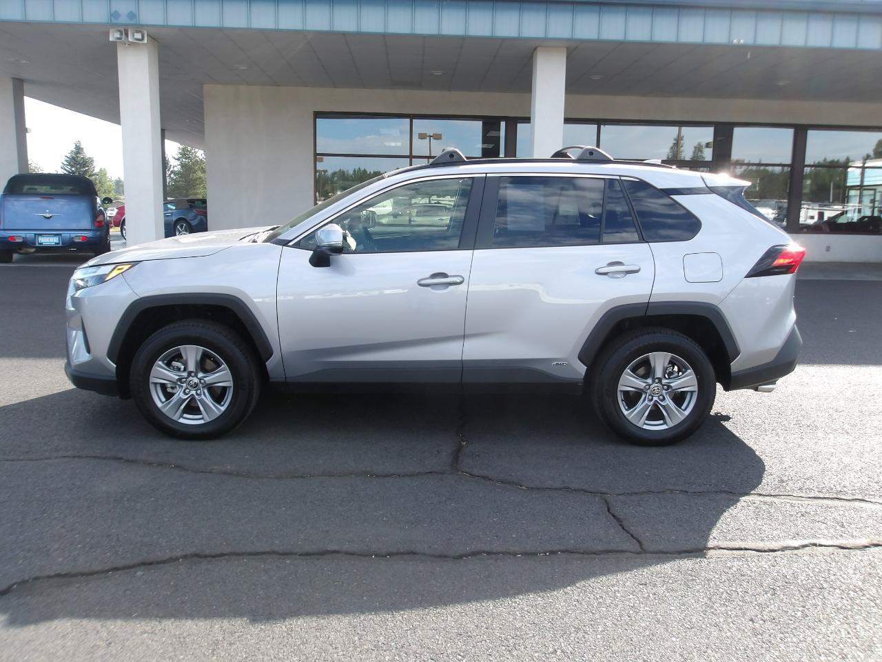 Used 2025 Toyota RAV4 LE AWD/4WD image 2