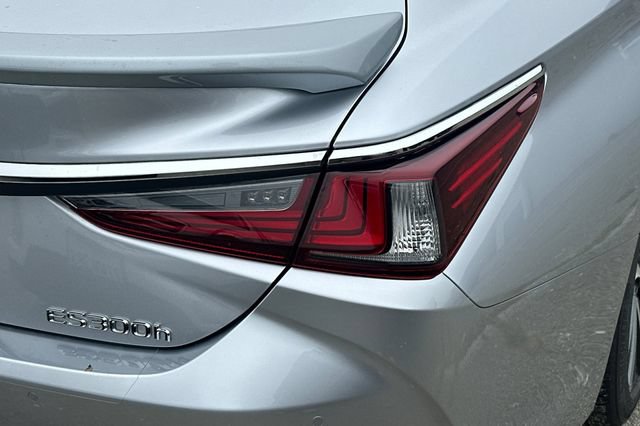 Used 2025 Lexus ES 300h w/ Premium Package FWD image 7