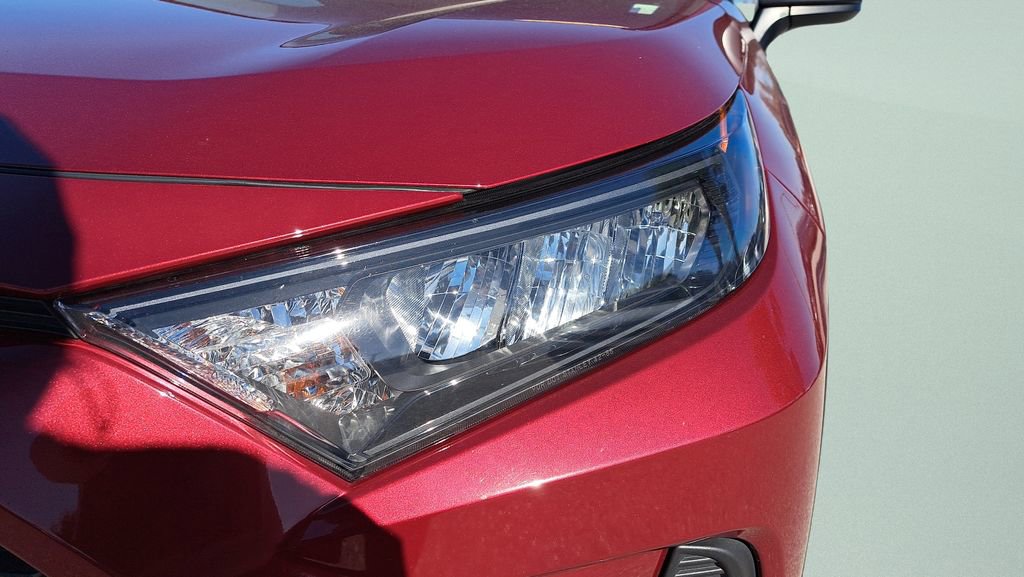 Used 2021 Toyota RAV4 LE image 9