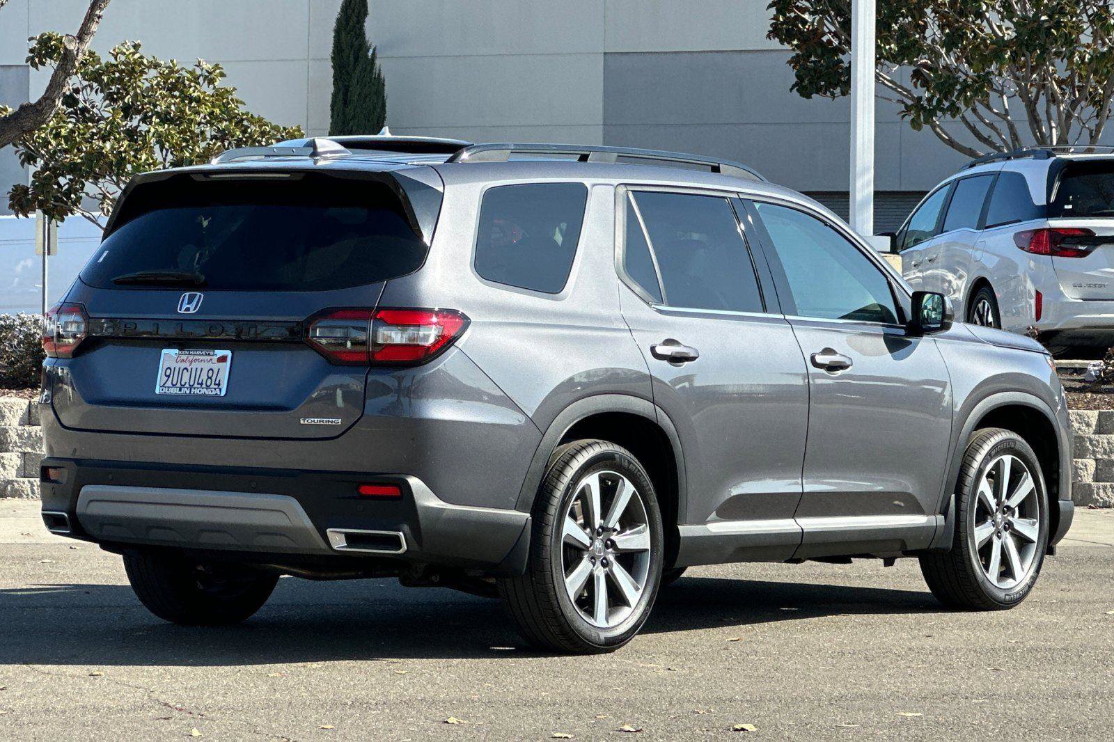 Certified 2025 Honda Pilot Touring image 4