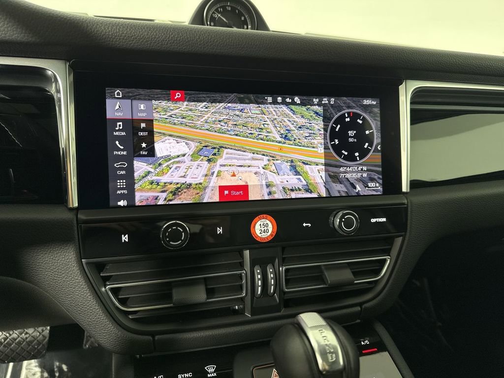 Certified 2025 Porsche Macan image 27