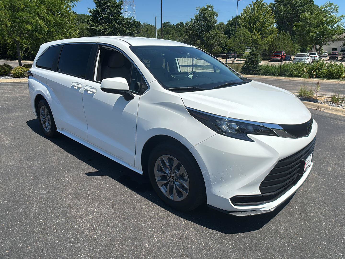 Used 2026 Toyota Sienna LE FWD image 8