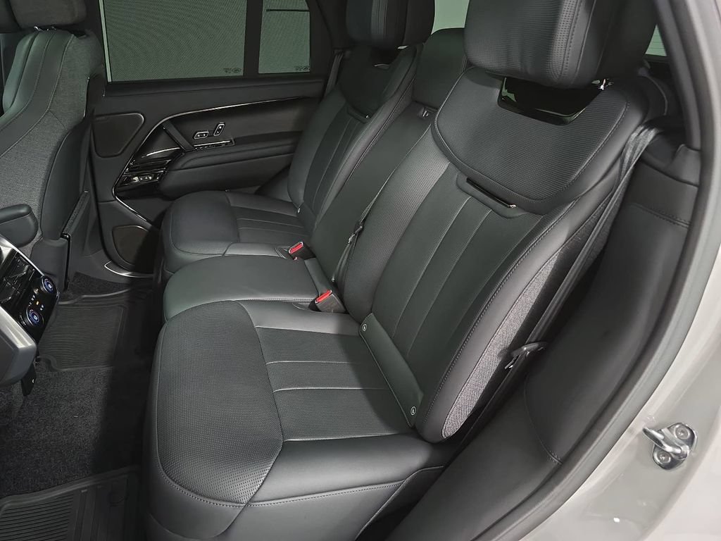Used 2025 Land Rover Range Rover SV AWD/4WD image 26