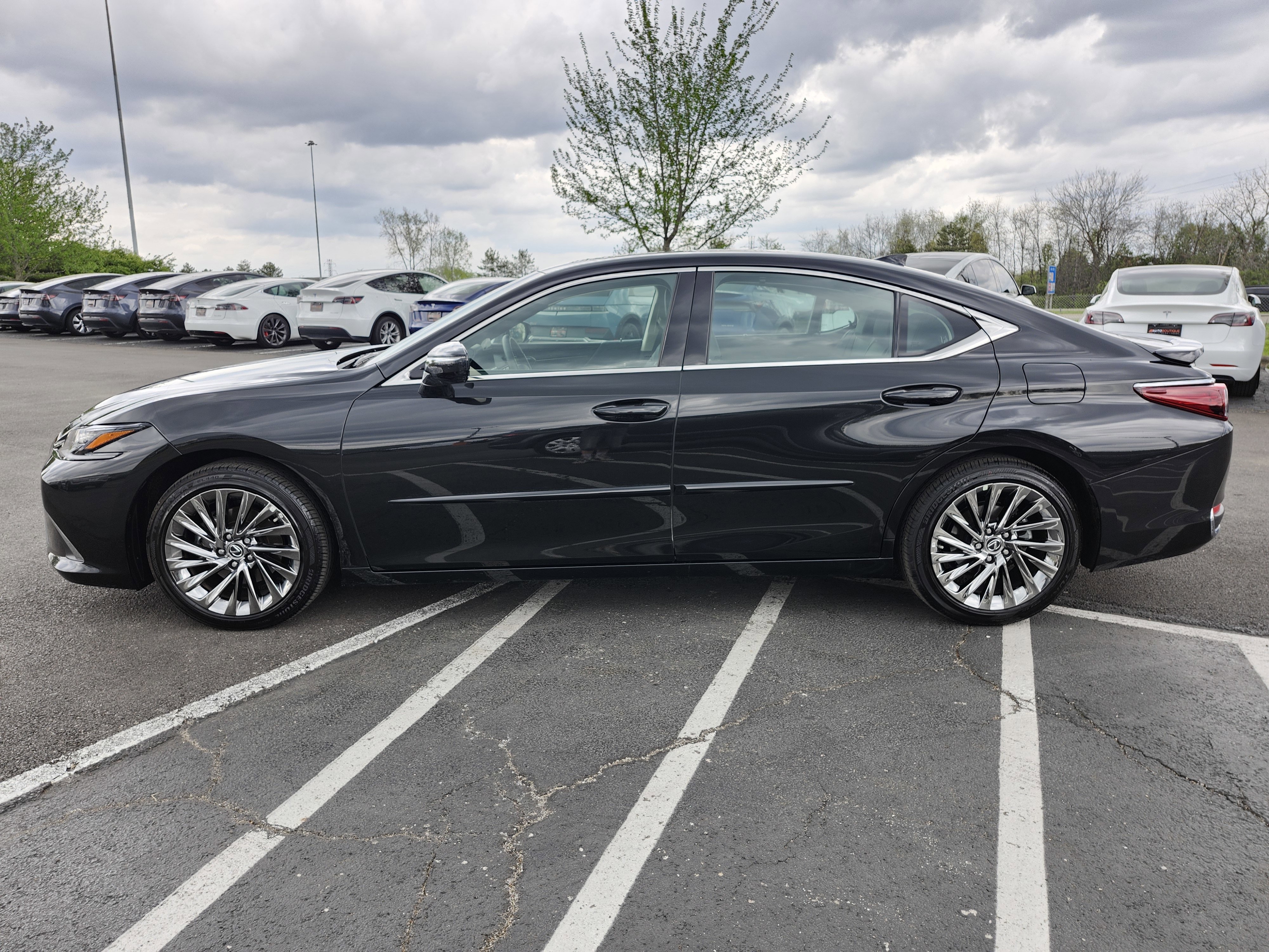Used 2025 Lexus ES 300h Ultra Luxury w/ Accessory Package (Z2) image 17