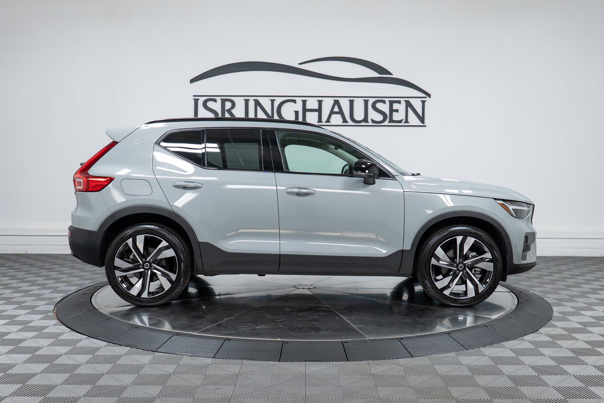 Certified 2025 Volvo XC40 B5 Plus AWD/4WD image 4