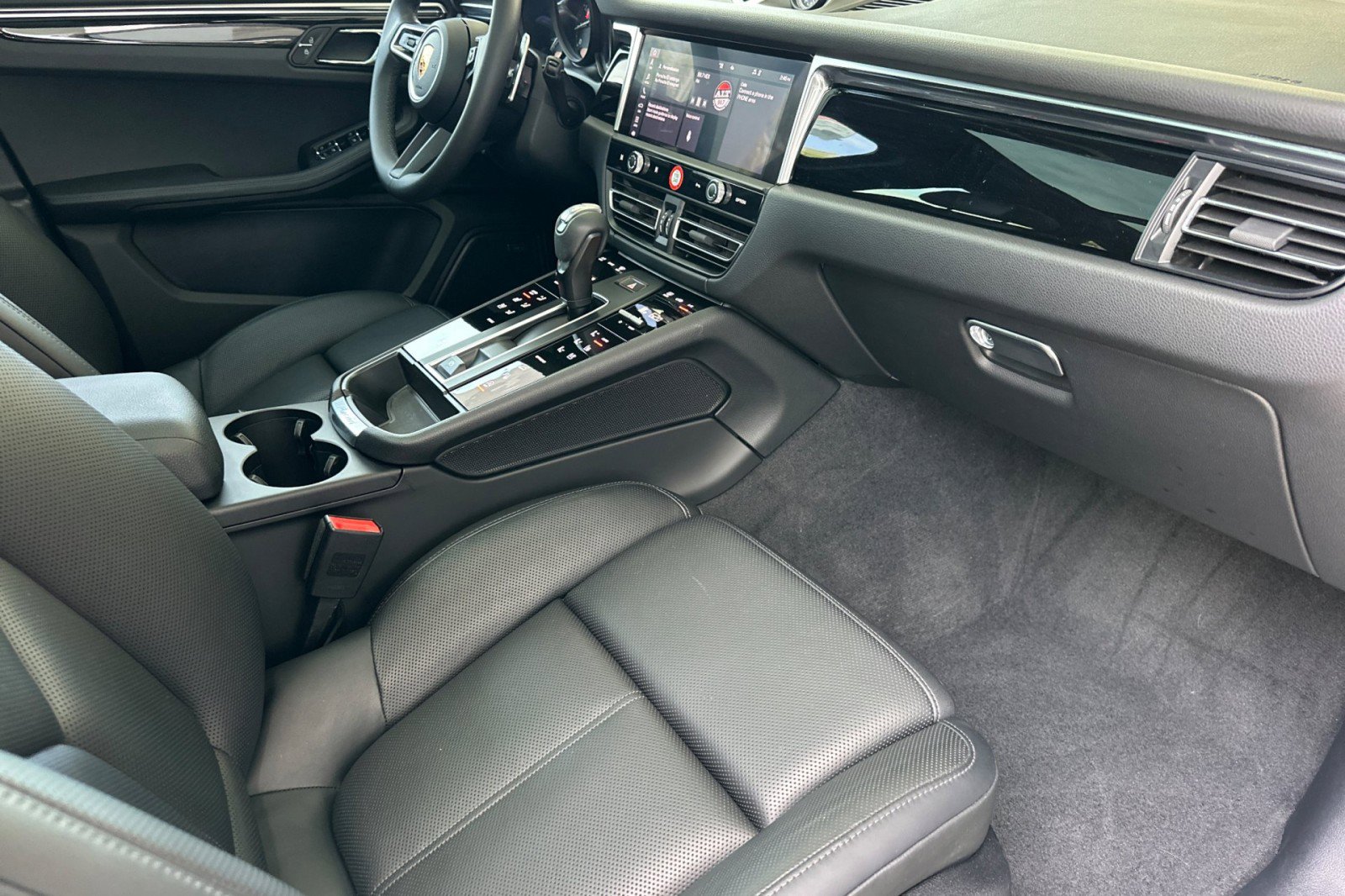 Certified 2022 Porsche Macan AWD/4WD image 16