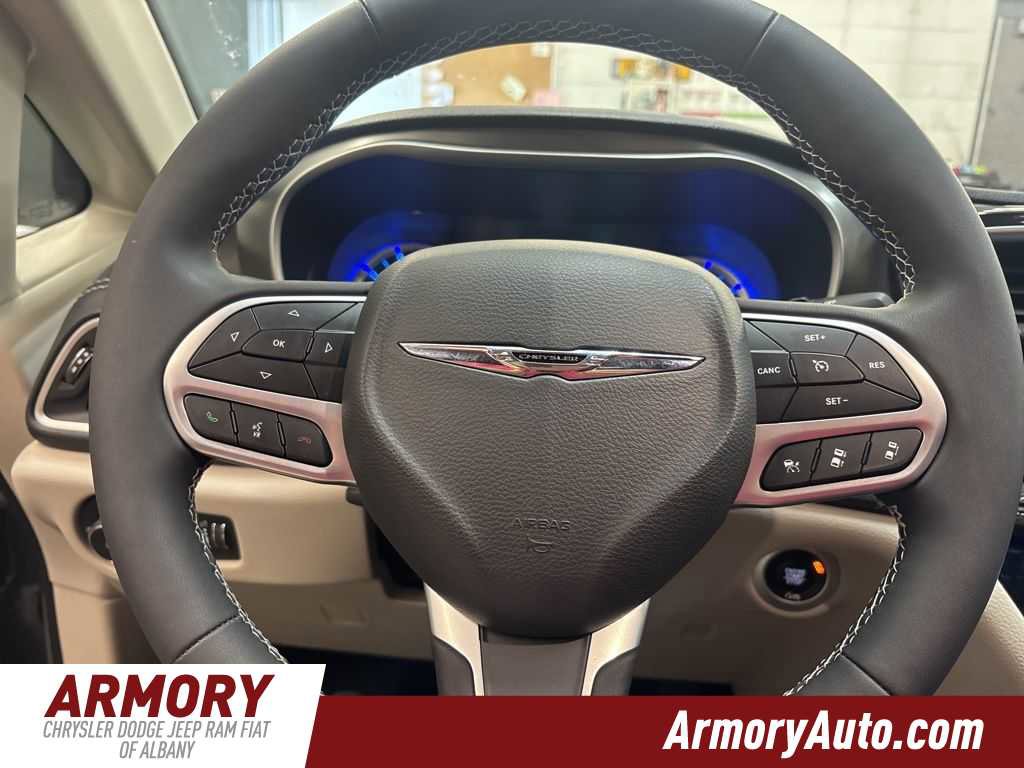 Used 2023 Chrysler Pacifica Touring-L w/ Uconnect Theater Family Group image 14