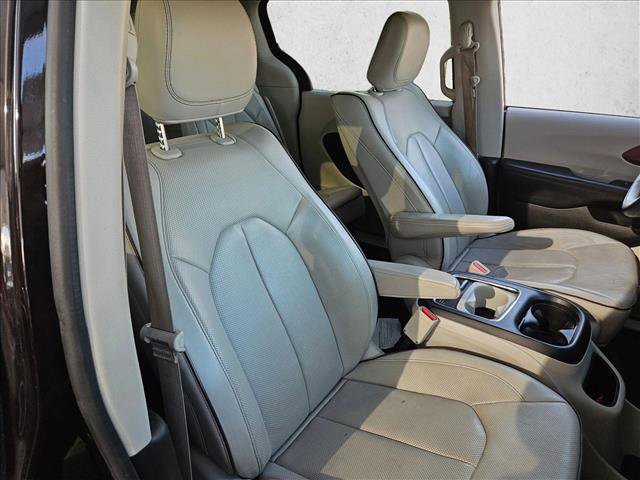 Used 2017 Chrysler Pacifica Limited image 24