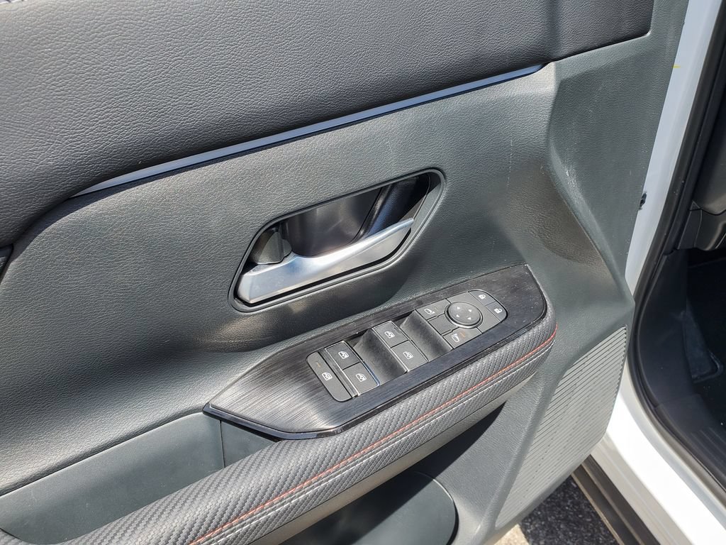 Used 2025 Nissan Kicks SR AWD/4WD image 17