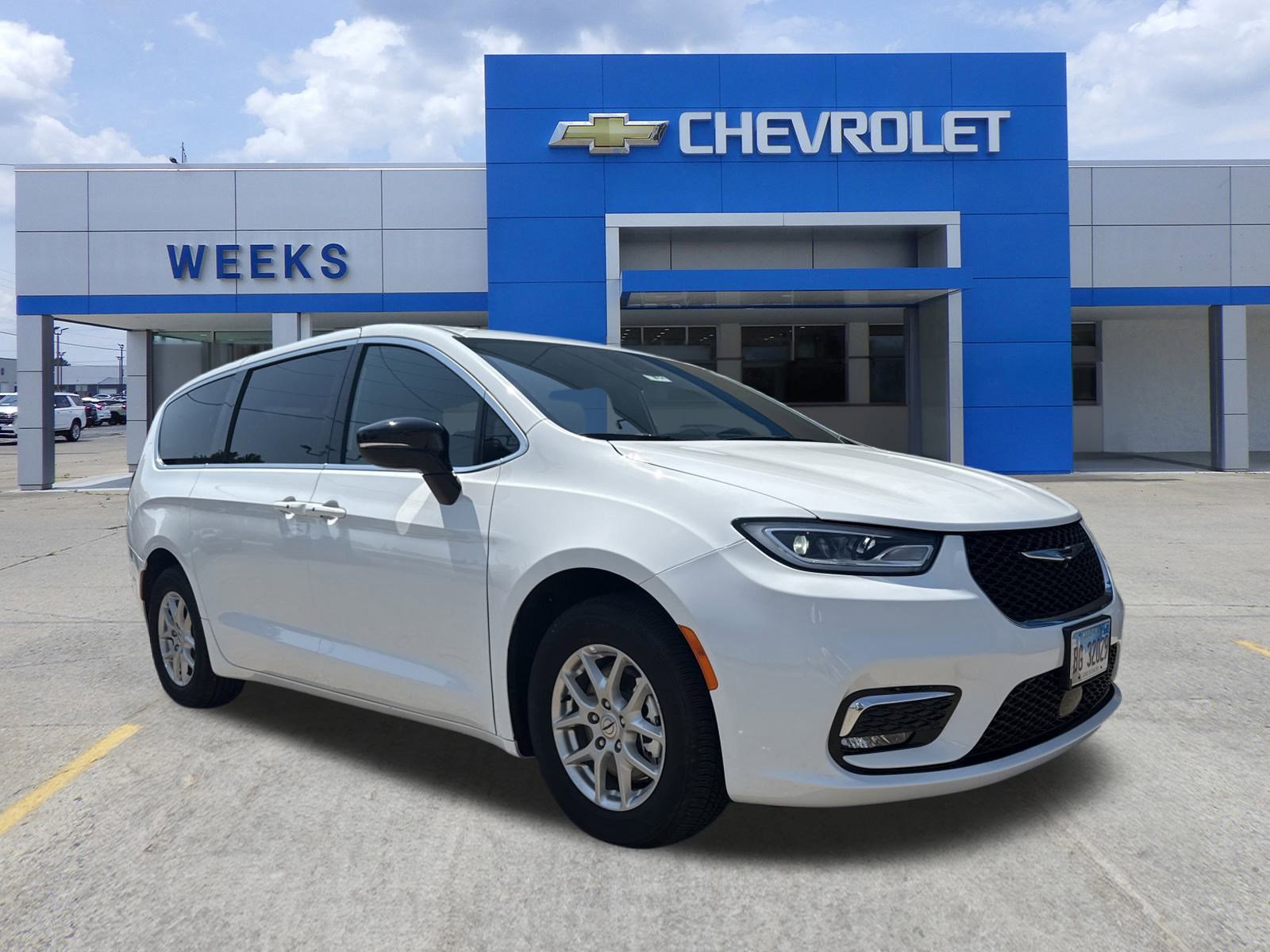 Used 2025 Chrysler Pacifica Select image 1