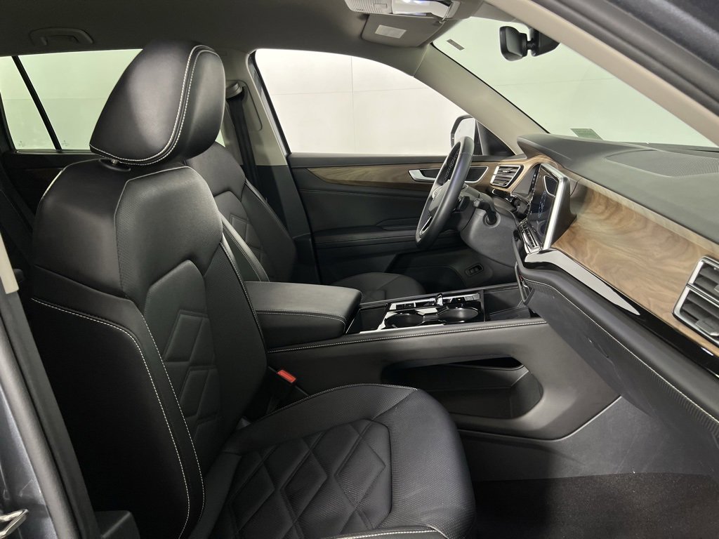 Used 2025 Volkswagen Atlas SE image 34