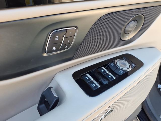 Used 2025 Lincoln Nautilus Reserve AWD/4WD image 17