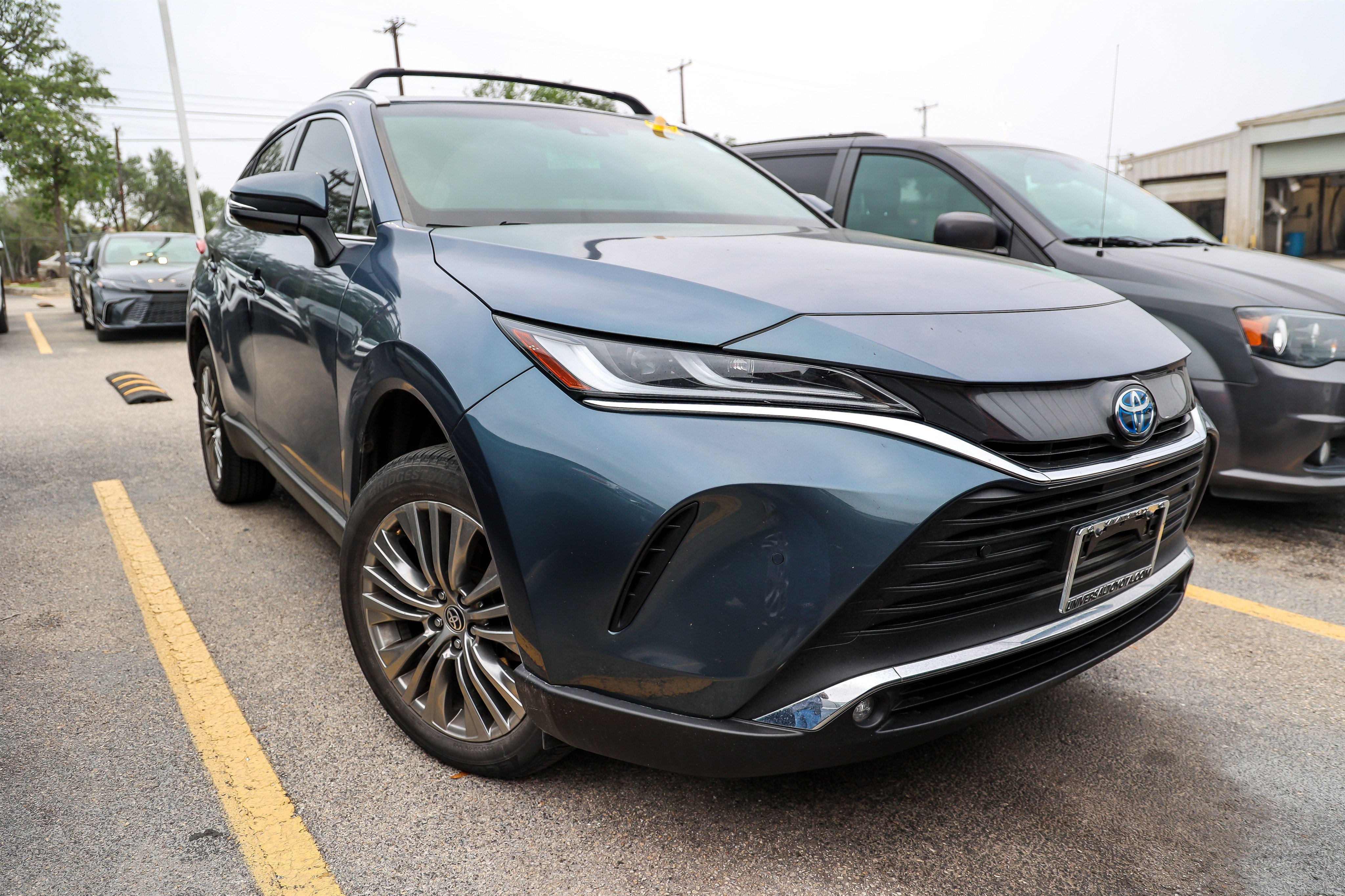 Used 2024 Toyota Venza XLE AWD/4WD image 5
