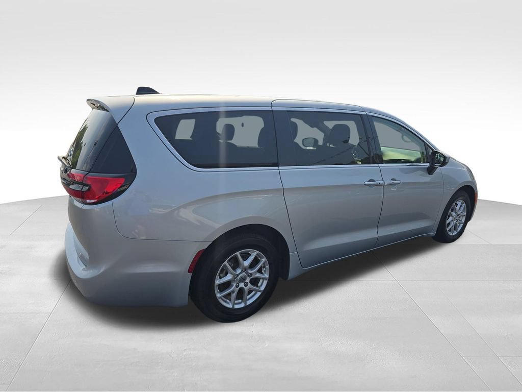 Used 2023 Chrysler Pacifica Touring-L FWD image 5