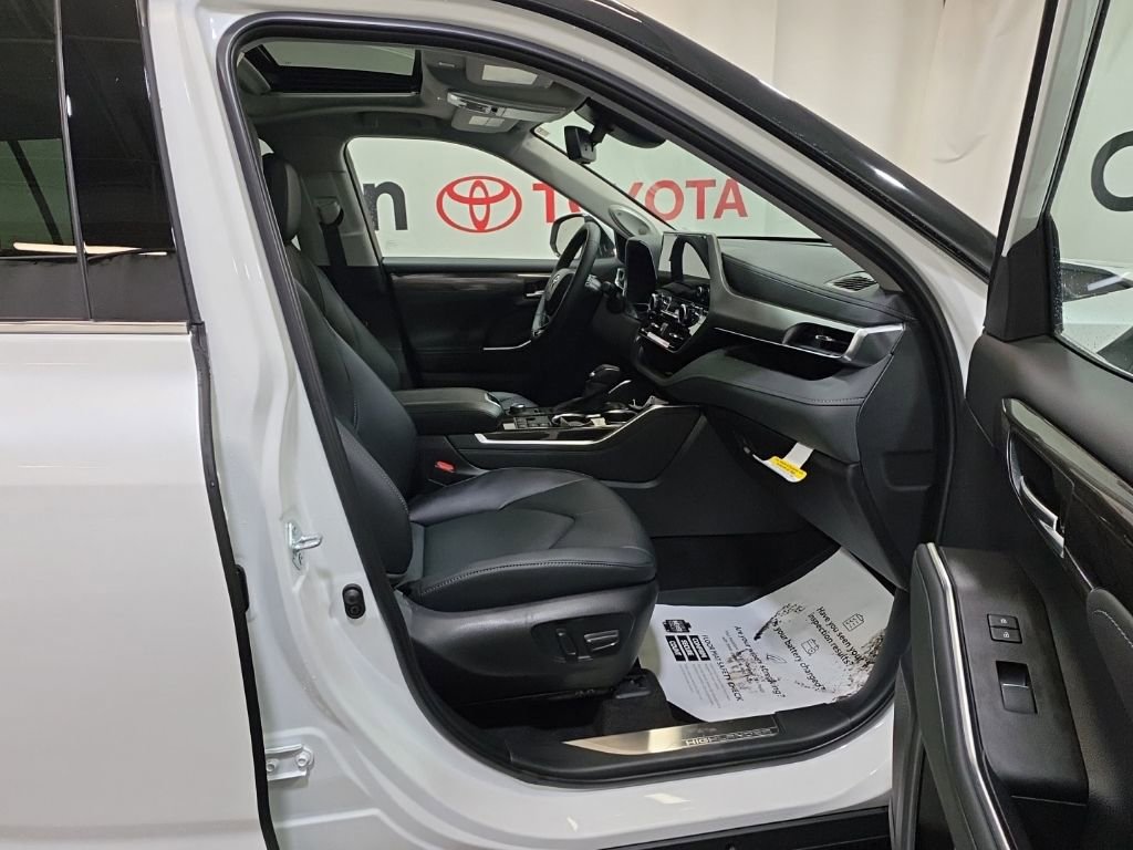 Used 2026 Toyota Highlander Limited image 14