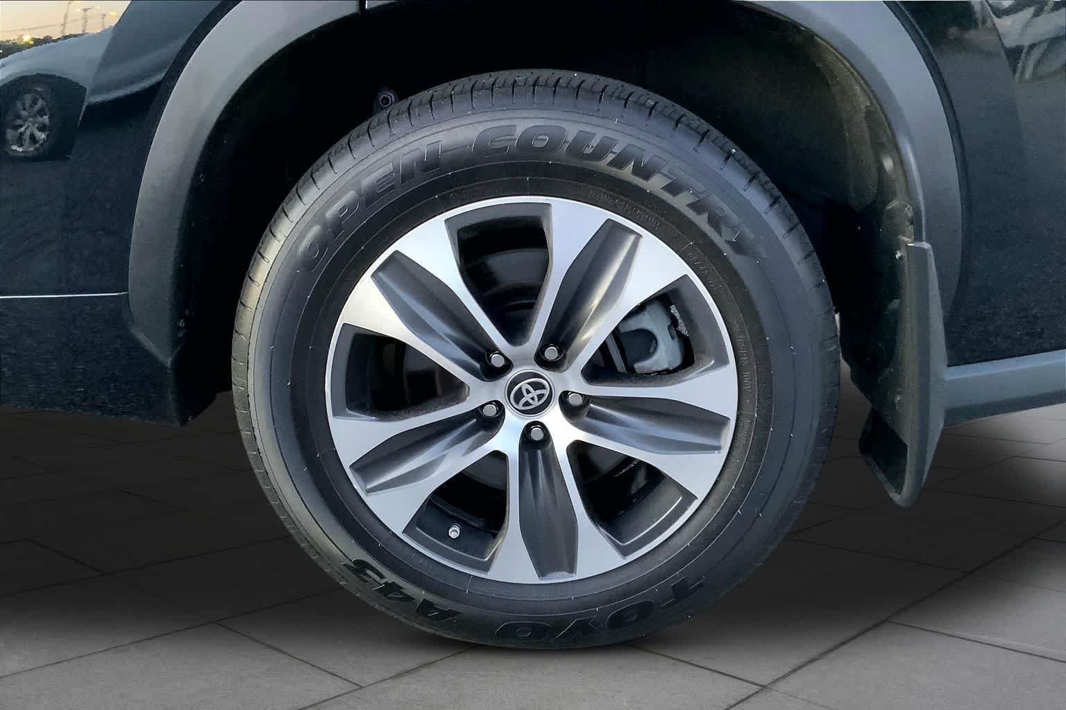 Used 2022 Toyota Highlander XLE AWD/4WD image 11