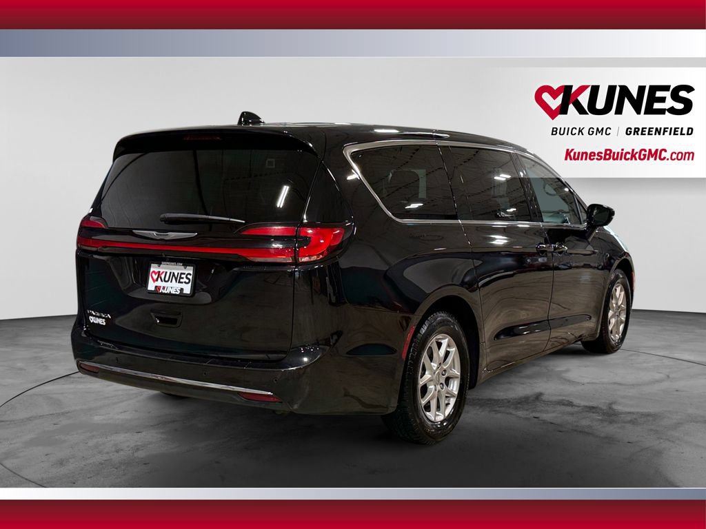 Used 2024 Chrysler Pacifica Touring-L FWD image 10