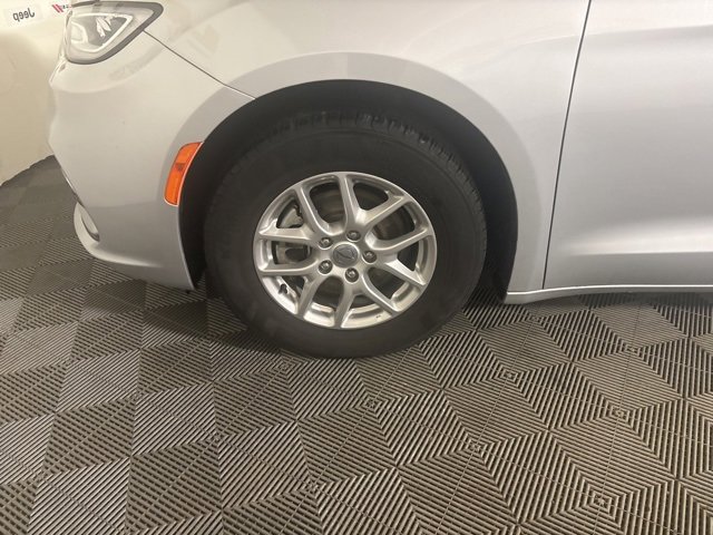 Certified 2024 Chrysler Pacifica Touring-L image 51