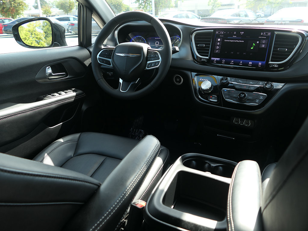 Used 2025 Chrysler Voyager LX FWD image 24