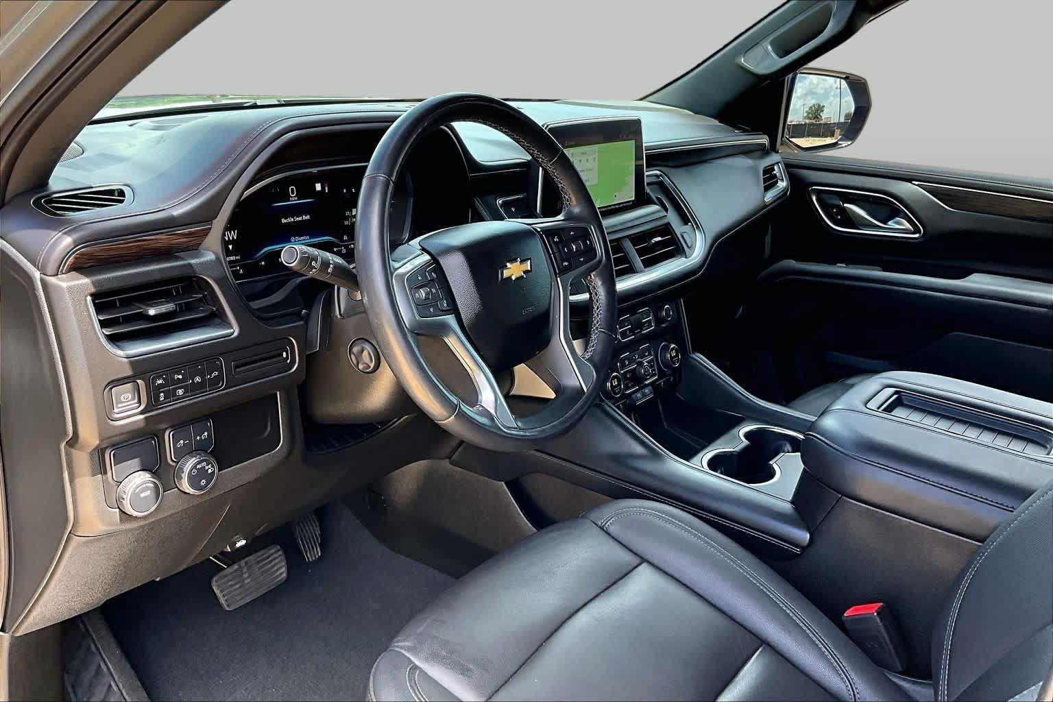 Used 2022 Chevrolet Suburban LT w/ Luxury Package RWD image 18
