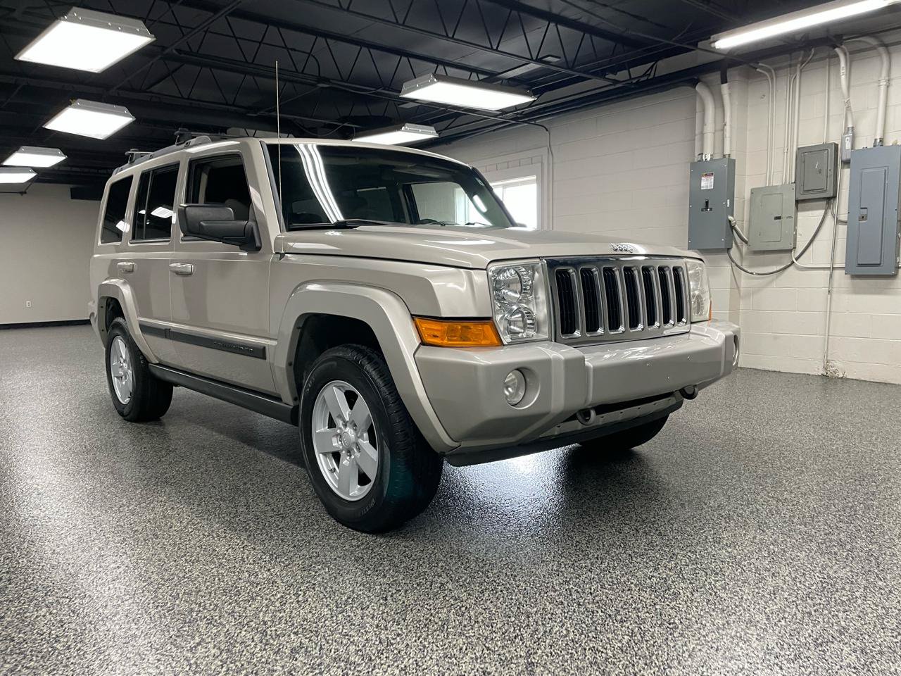 Used 2007 Jeep Commander Sport w/ Skid Plate Group AWD/4WD image 3