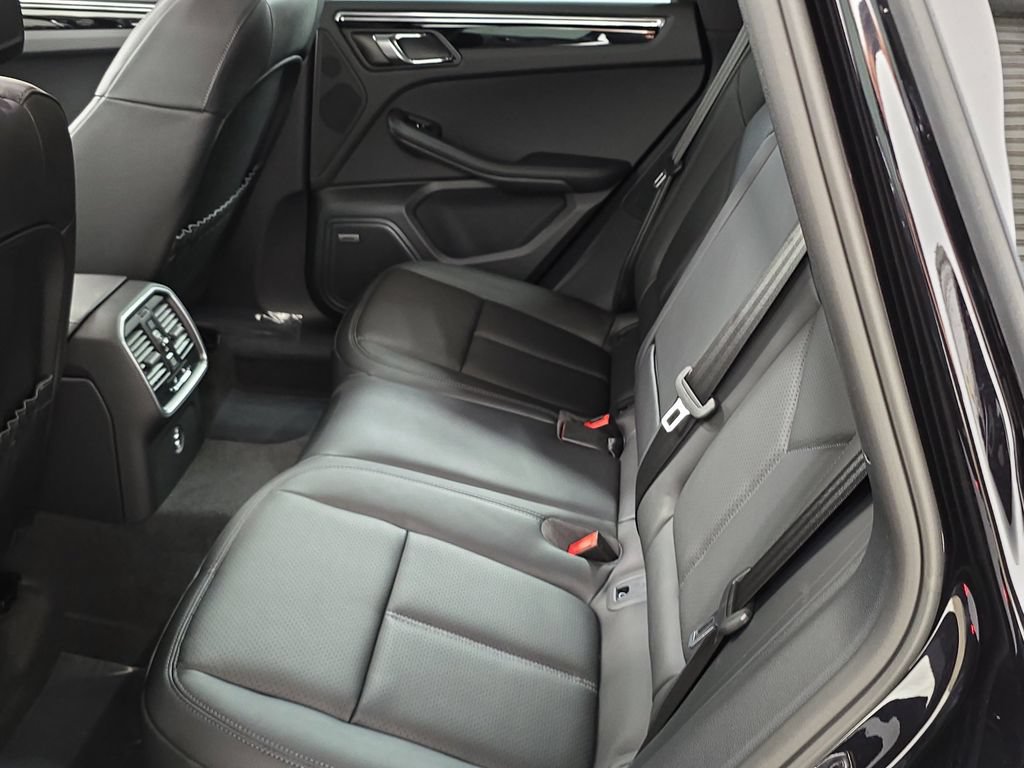 Certified 2026 Porsche Macan AWD/4WD image 24