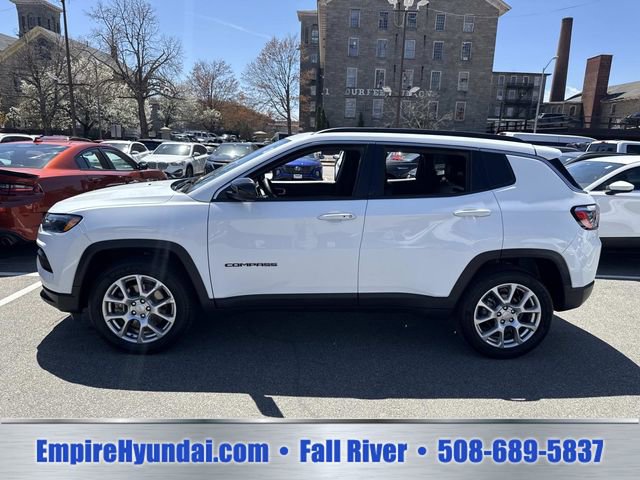 Used 2023 Jeep Compass Latitude w/ Sun and Sound Group AWD/4WD image 11