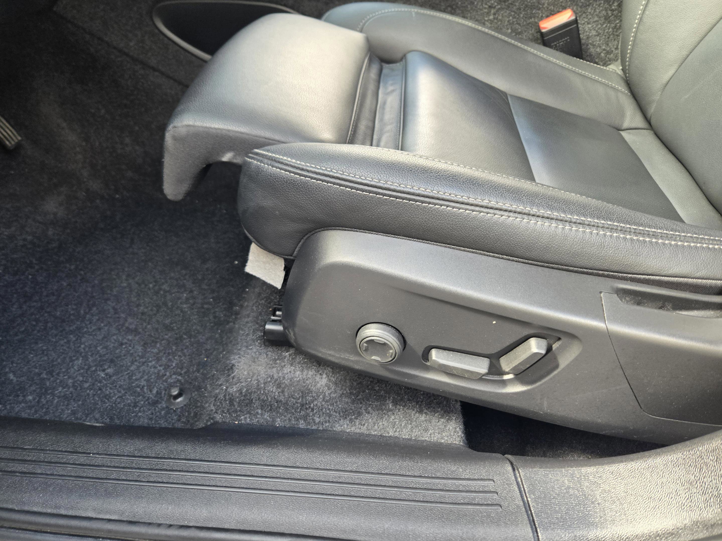 Used 2025 Volvo XC40 B5 Plus image 24