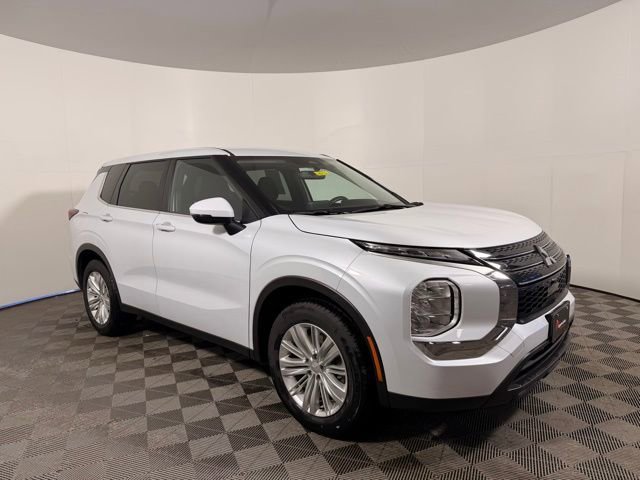 Used 2024 Mitsubishi Outlander ES image 1