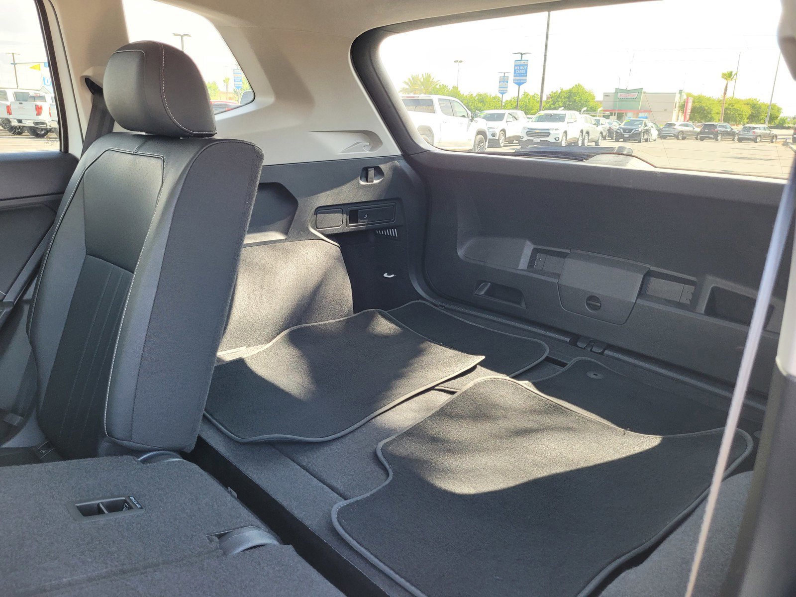 Used 2023 Volkswagen Tiguan SE image 12