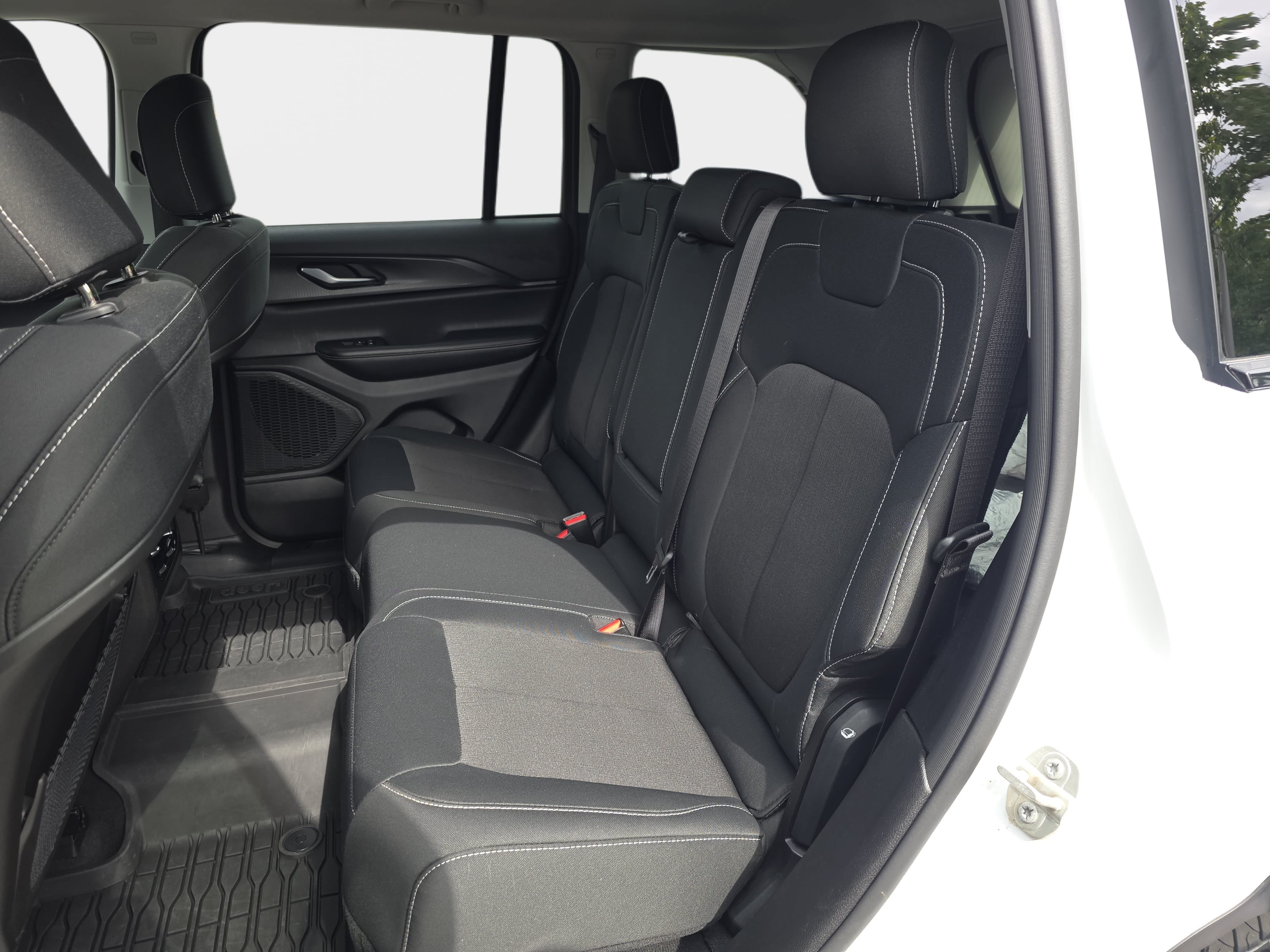 Certified 2023 Jeep Grand Cherokee Laredo AWD/4WD image 11