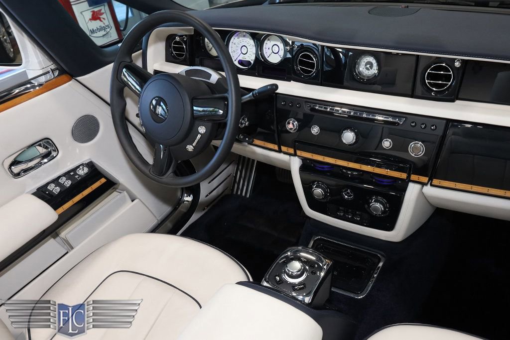 Used 2017 Rolls-Royce Phantom Drophead Coupe image 29