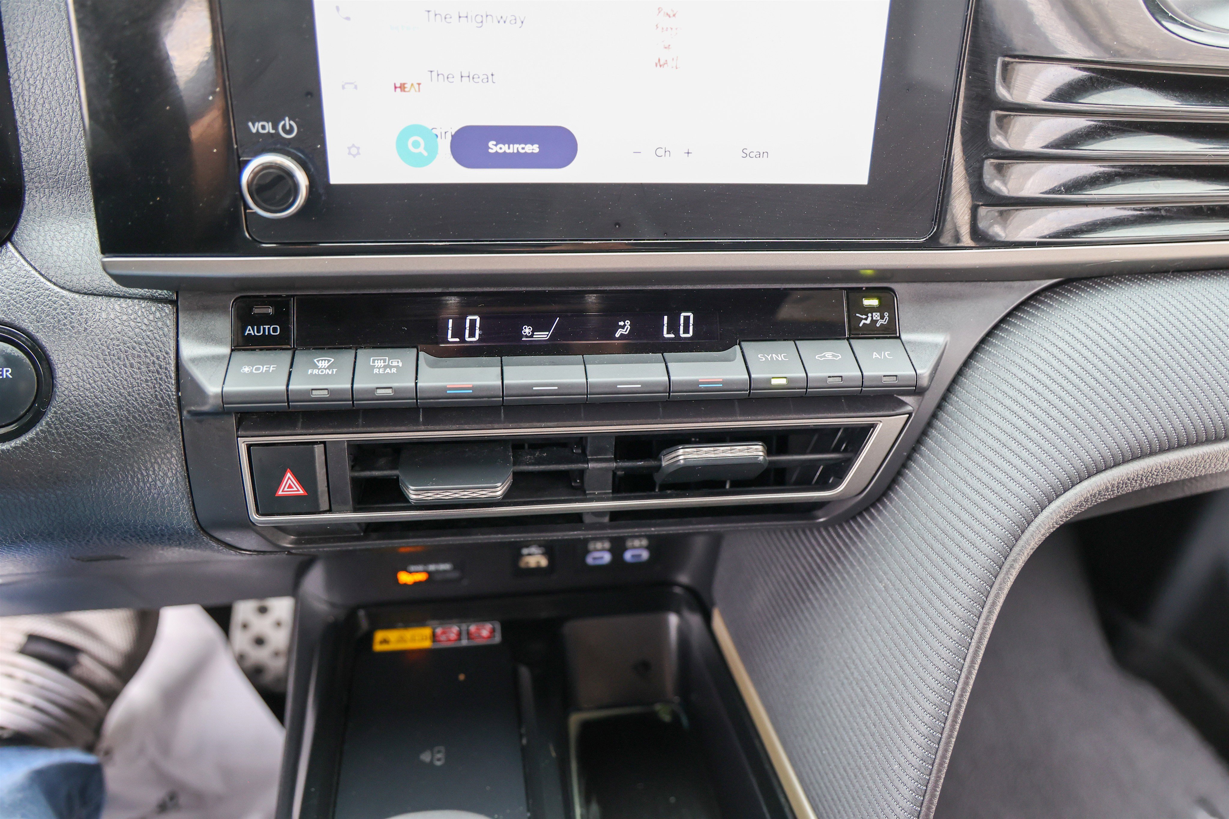 Used 2025 Toyota Camry SE w/ Convenience Package image 23