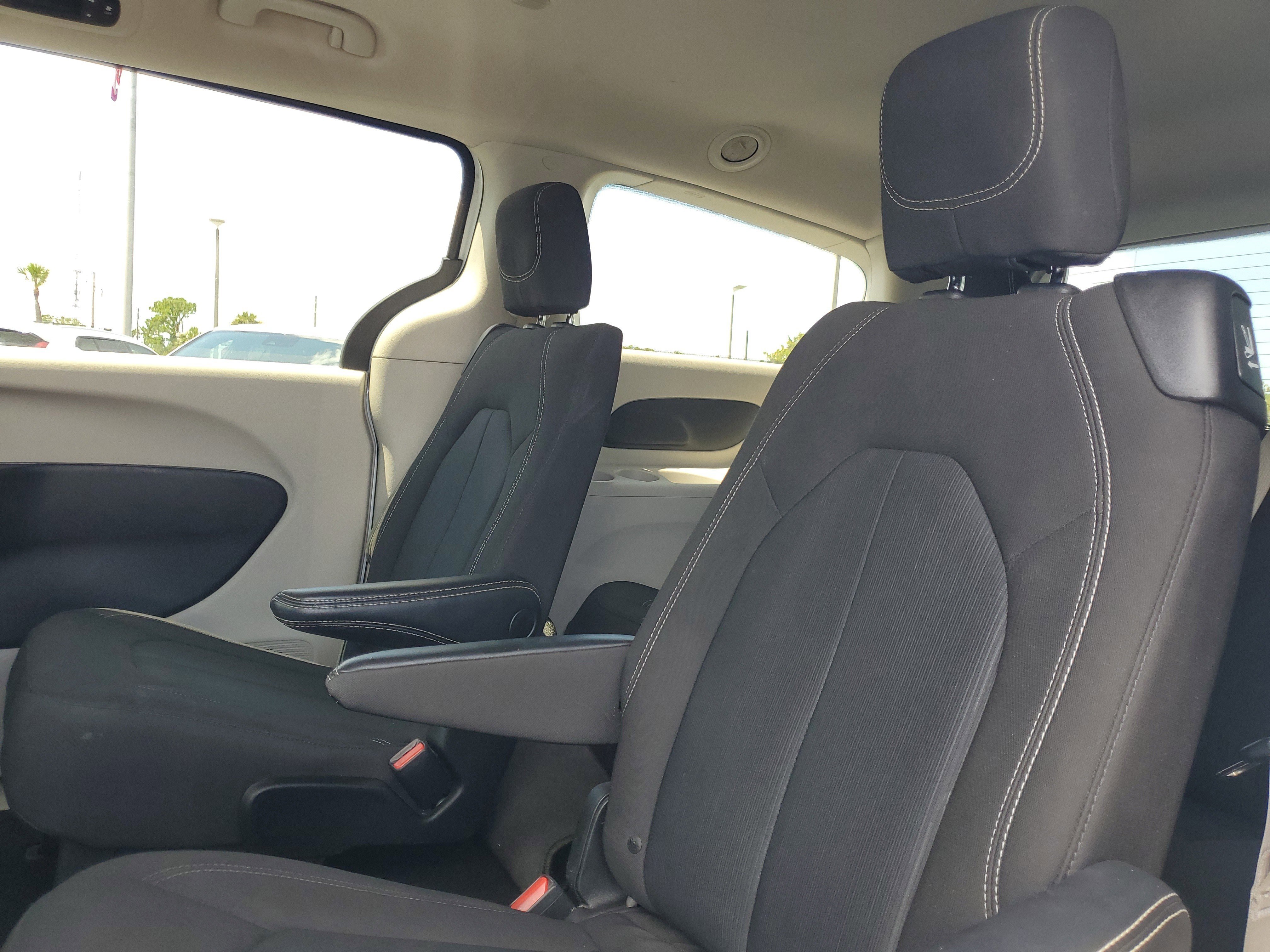 Used 2022 Chrysler Voyager LX image 11