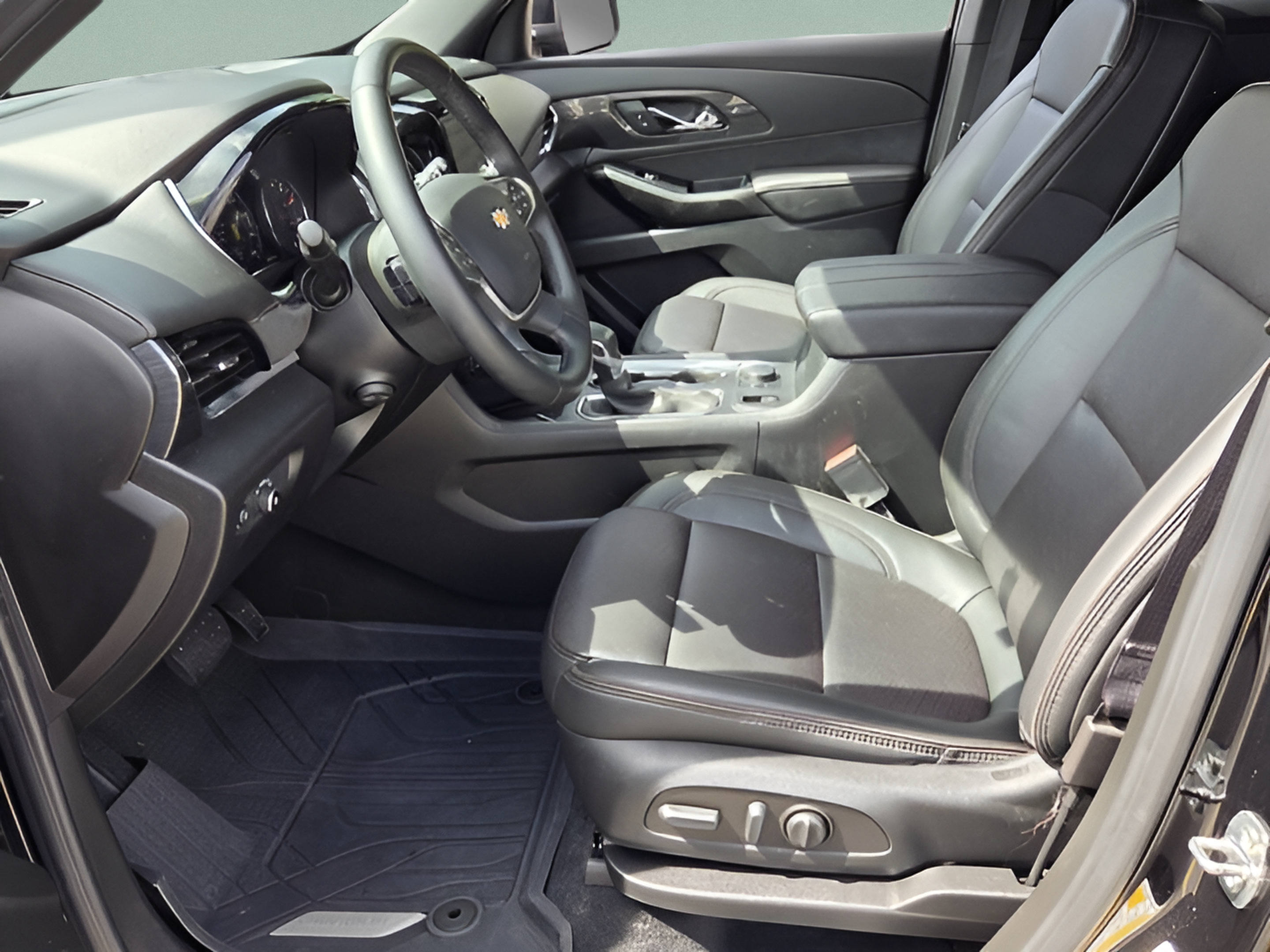 Certified 2023 Chevrolet Traverse High Country w/ LPO, Floor Liner Package AWD/4WD image 9