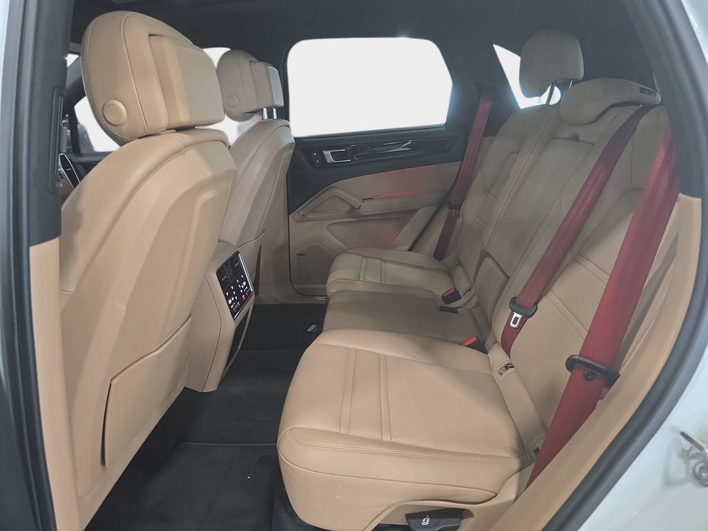 Used 2022 Porsche Cayenne AWD/4WD image 25
