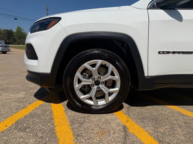 Used 2025 Jeep Compass Sport image 4