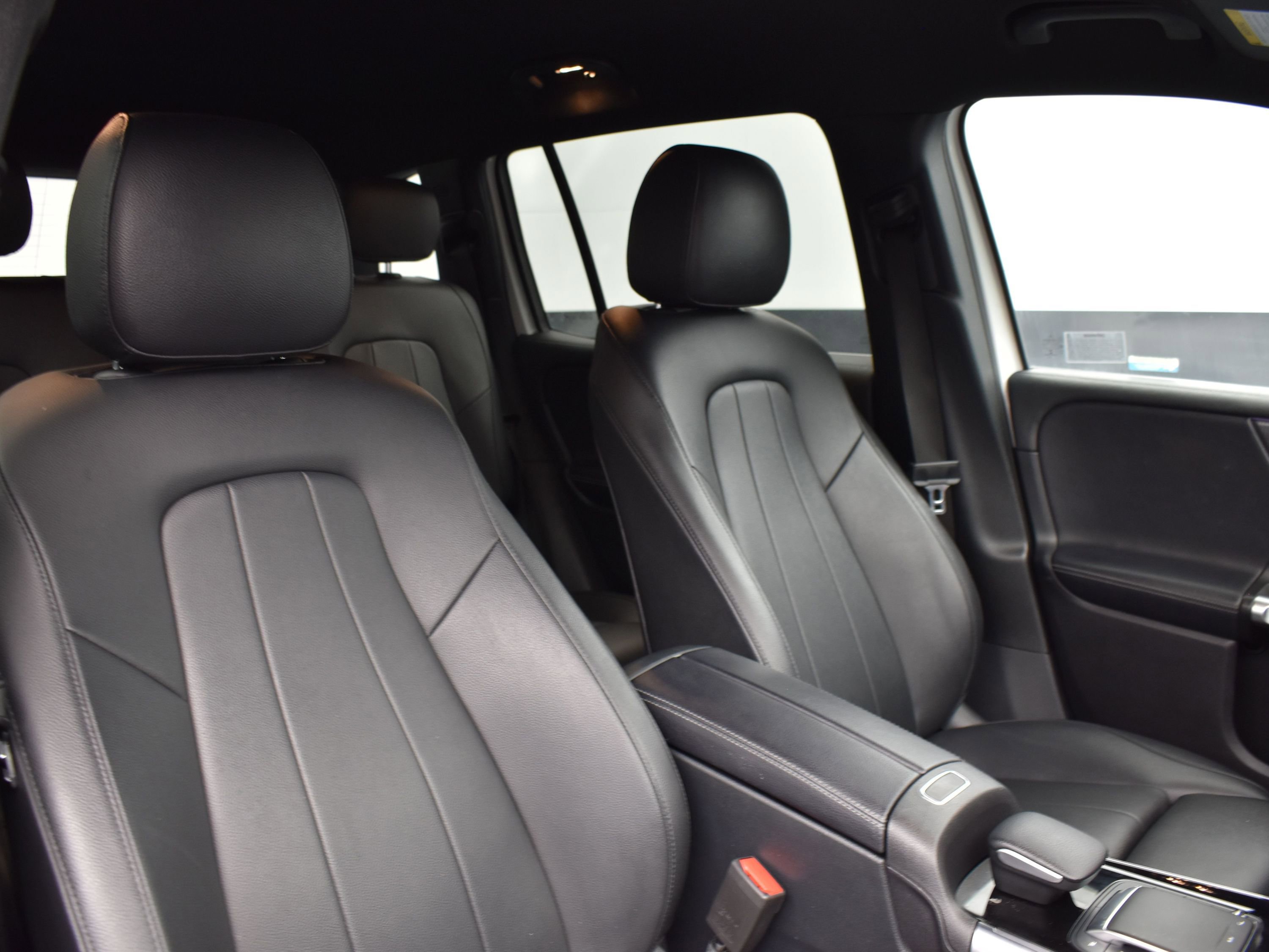 Used 2021 Mercedes-Benz GLB 250 4MATIC w/ Premium Package image 16