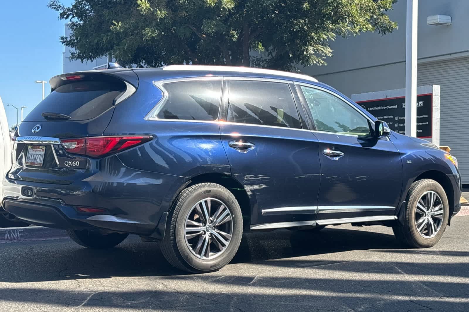 Used 2017 INFINITI QX60 Luxe w/ Premium Plus Package AWD/4WD image 3