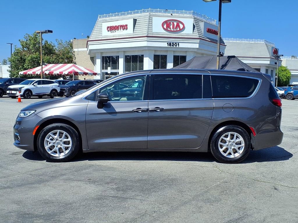 Used 2023 Chrysler Pacifica Touring-L image 2