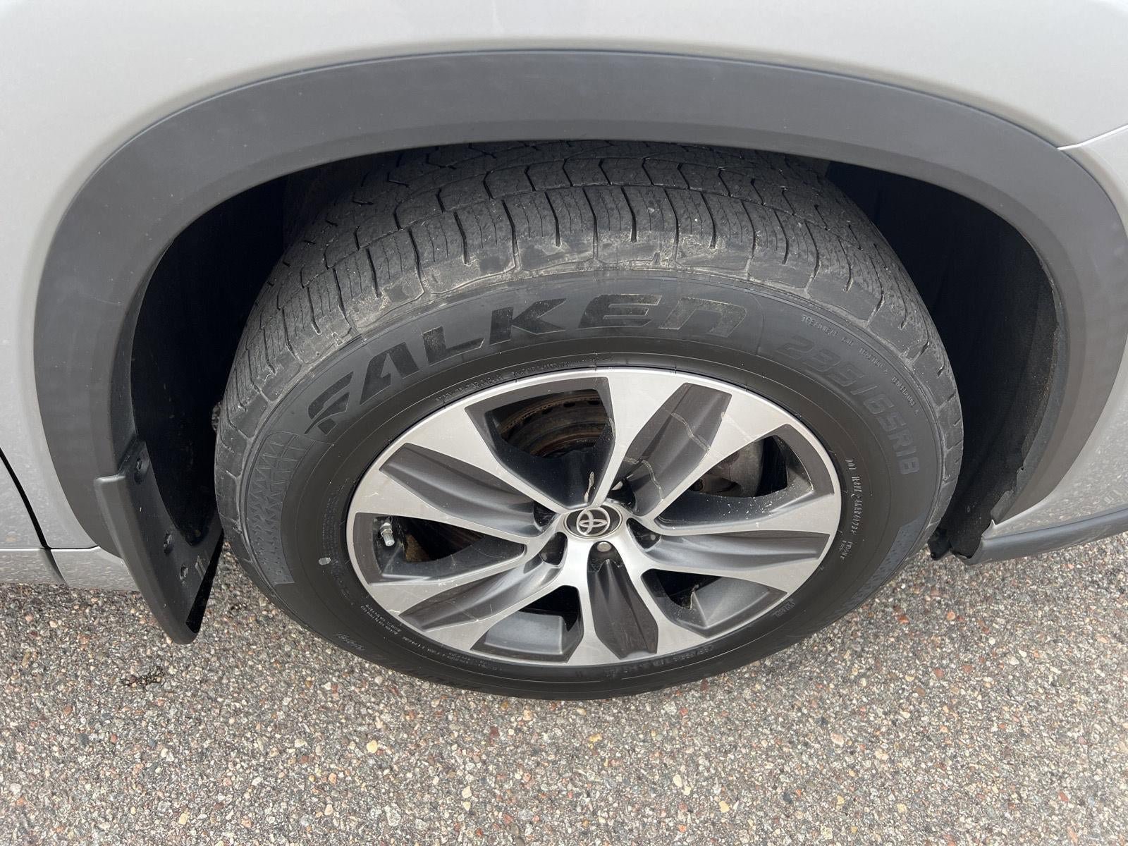 Used 2020 Toyota Highlander XLE AWD/4WD image 8