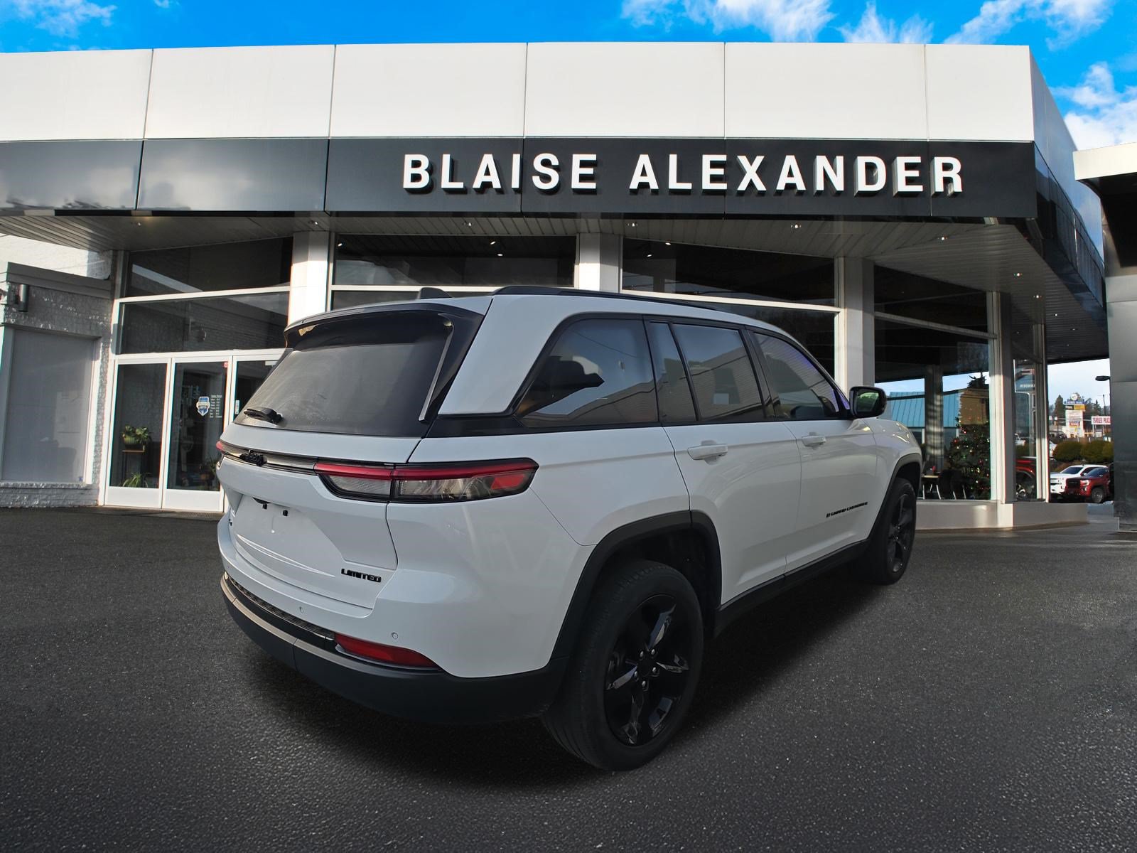 Used 2023 Jeep Grand Cherokee Limited w/ Black Appearance Package AWD/4WD image 3