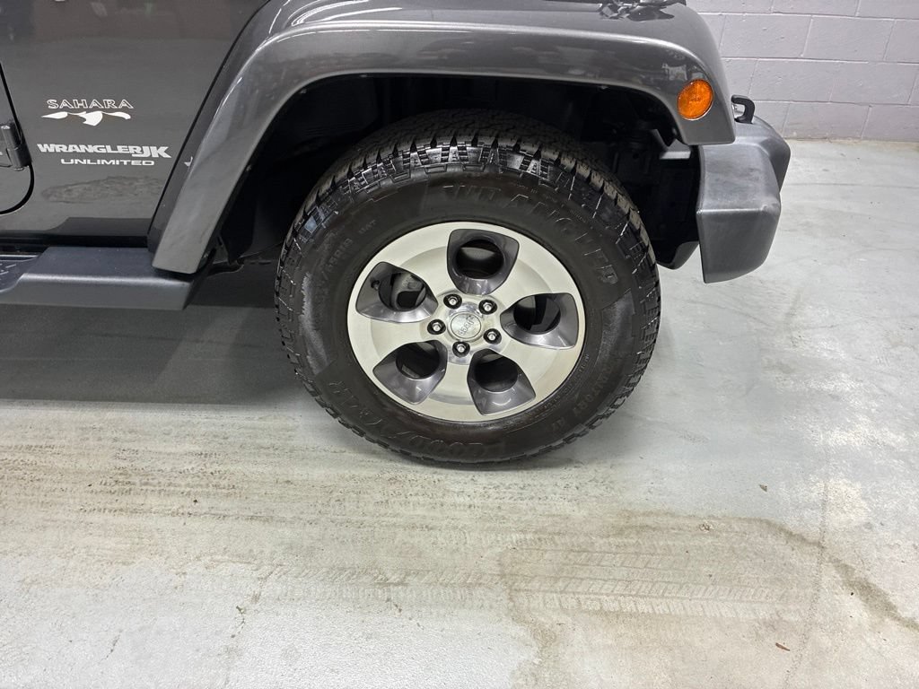 Used 2018 Jeep Wrangler Unlimited Sahara w/ Connectivity Group AWD/4WD image 4