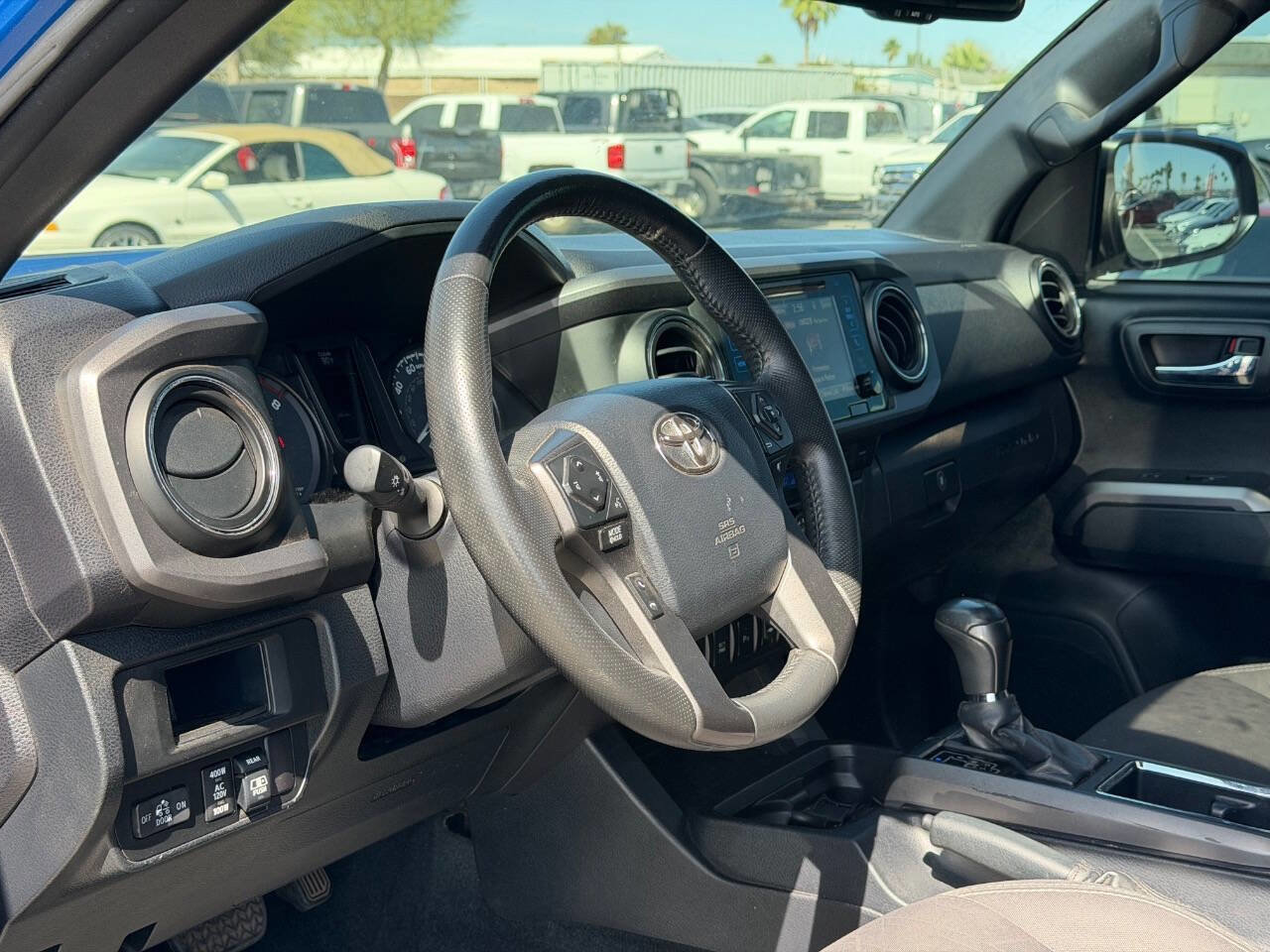 Used 2017 Toyota Tacoma TRD Off-Road w/ Premium & Technology Package AWD/4WD image 18