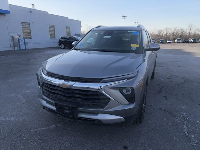 Used 2025 Chevrolet TrailBlazer LT image 2