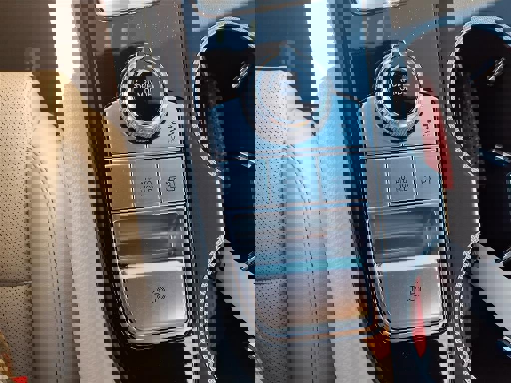 Used 2022 Genesis G70 2.0T image 22