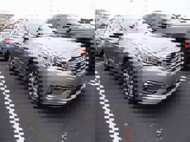 Used 2015 Hyundai Sonata SE image 3