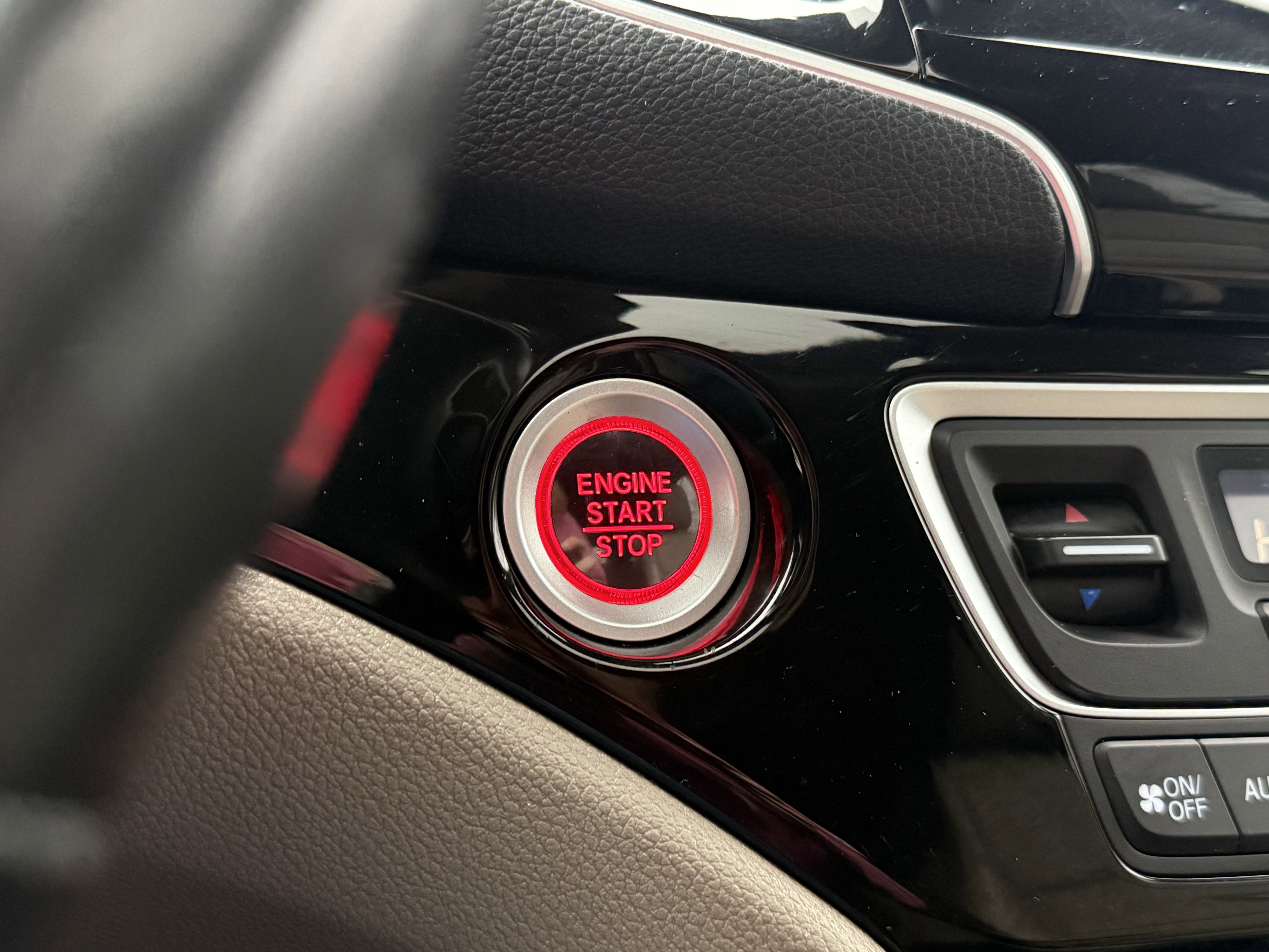 Used 2020 Honda Pilot Touring image 4